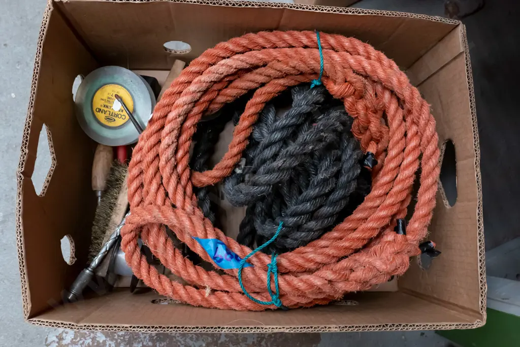 box; ropes, wire brush, oiler etc Image 1++