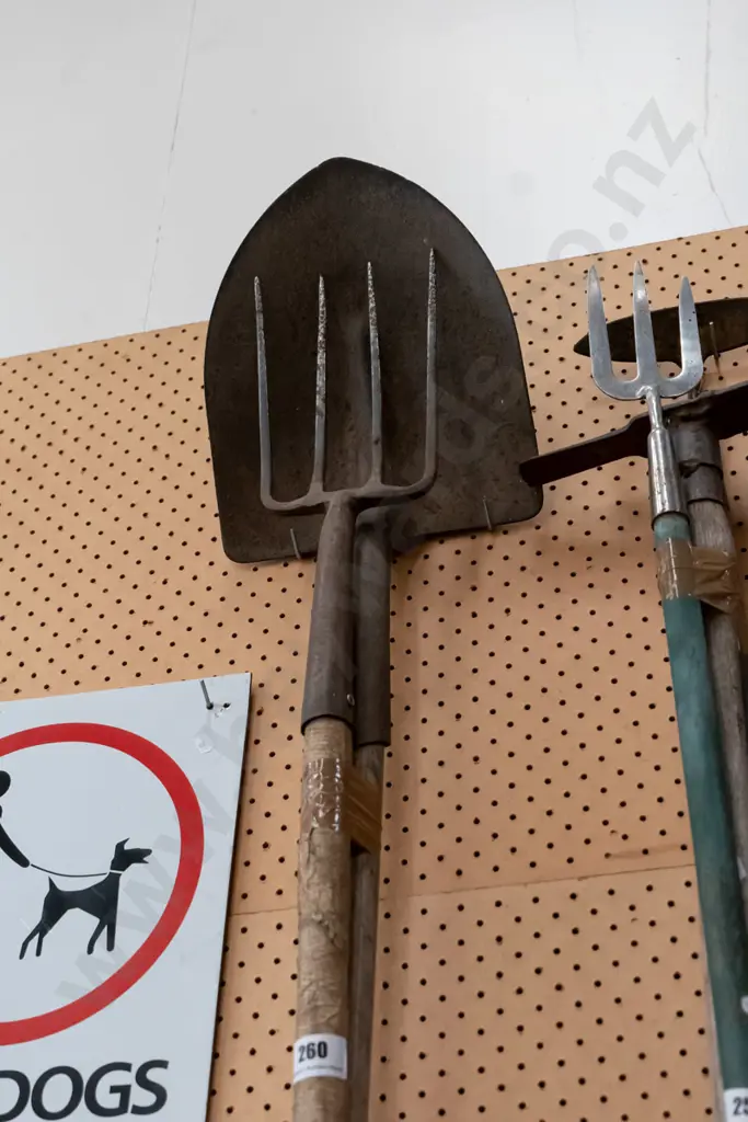 shovel, long handled fork Image 1++