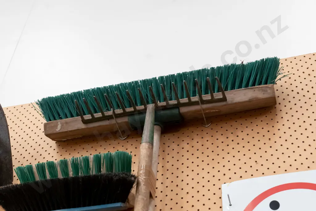 broom, rake Image 1++