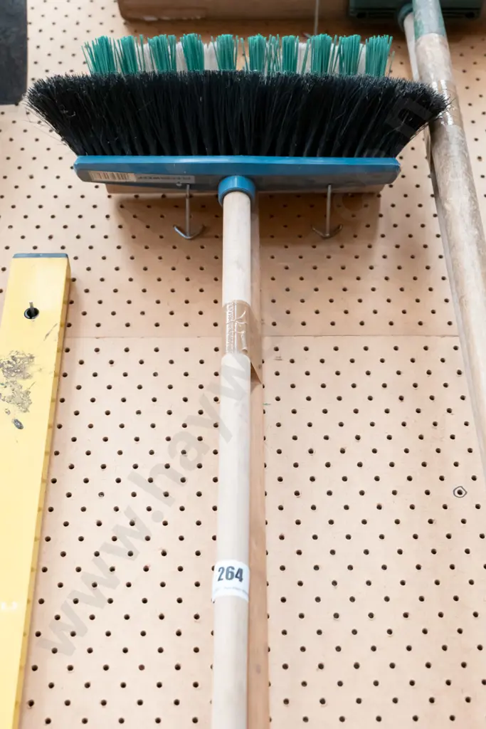2x brooms Image 1++