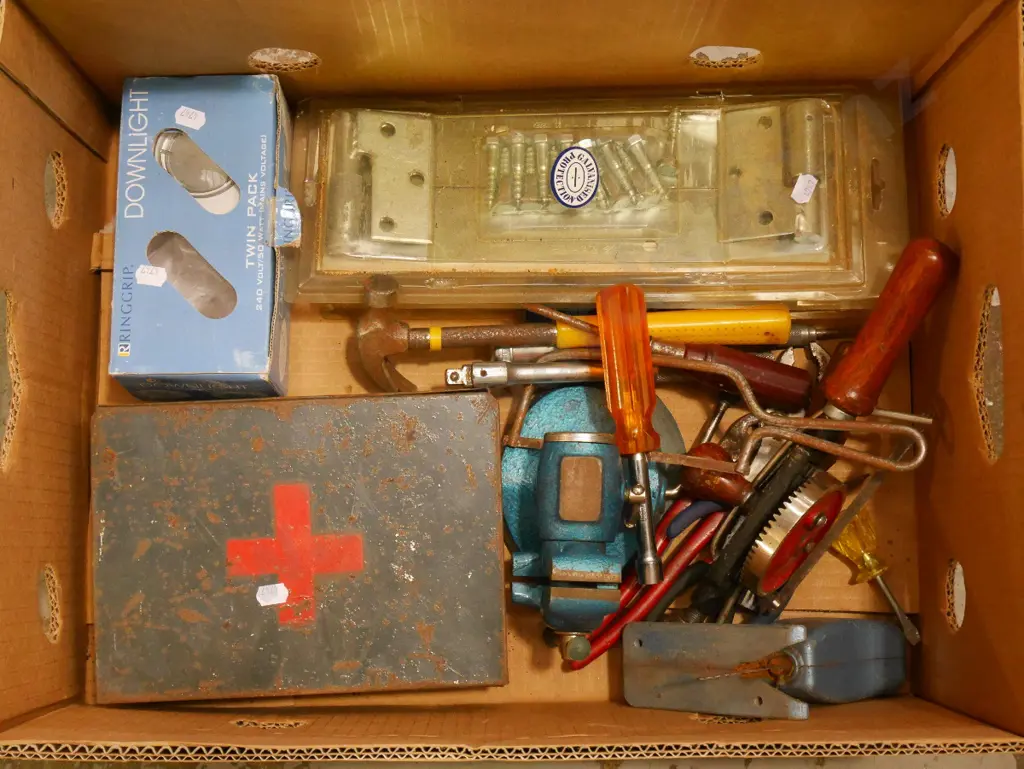 box; hobby vice, gate hinges etc Image 1++