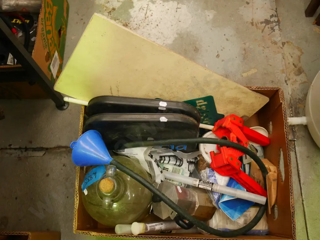box; brewing supplies, heat mats, demi john etc Image 1++