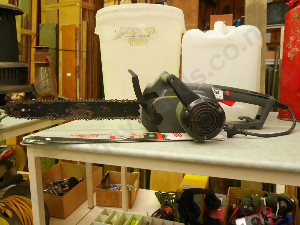 Ozito electric chainsaw with additional chainsaw bar  Image 1++