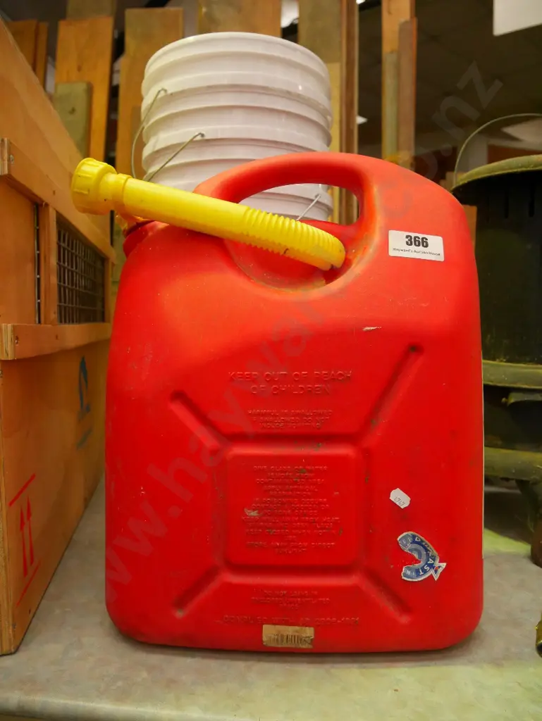 20L plastic fuel can Image 1++