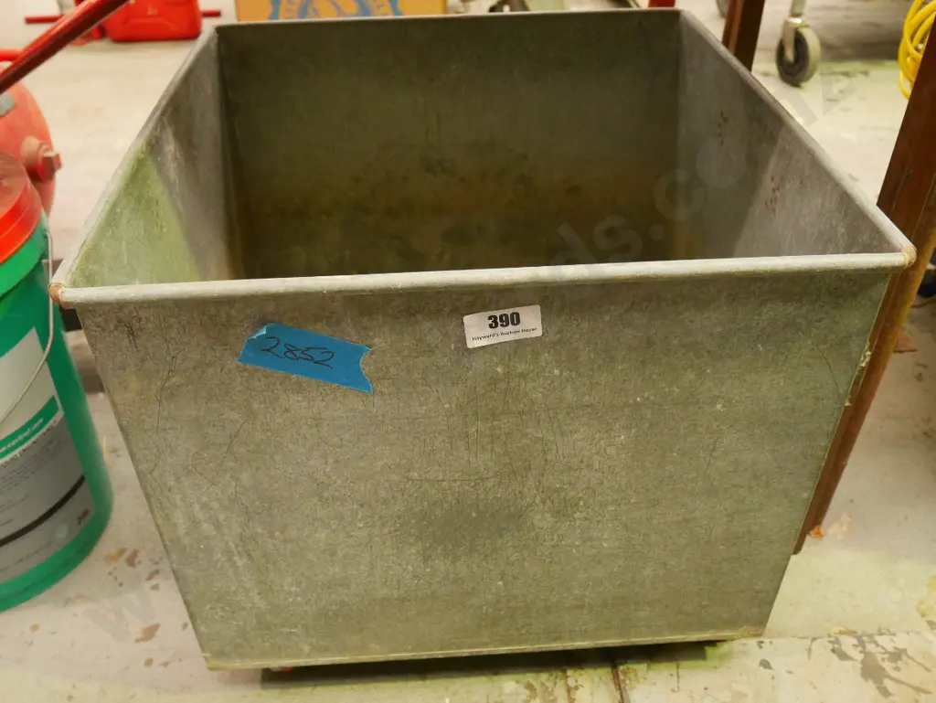 galvanised tin container on wheels Image 1++
