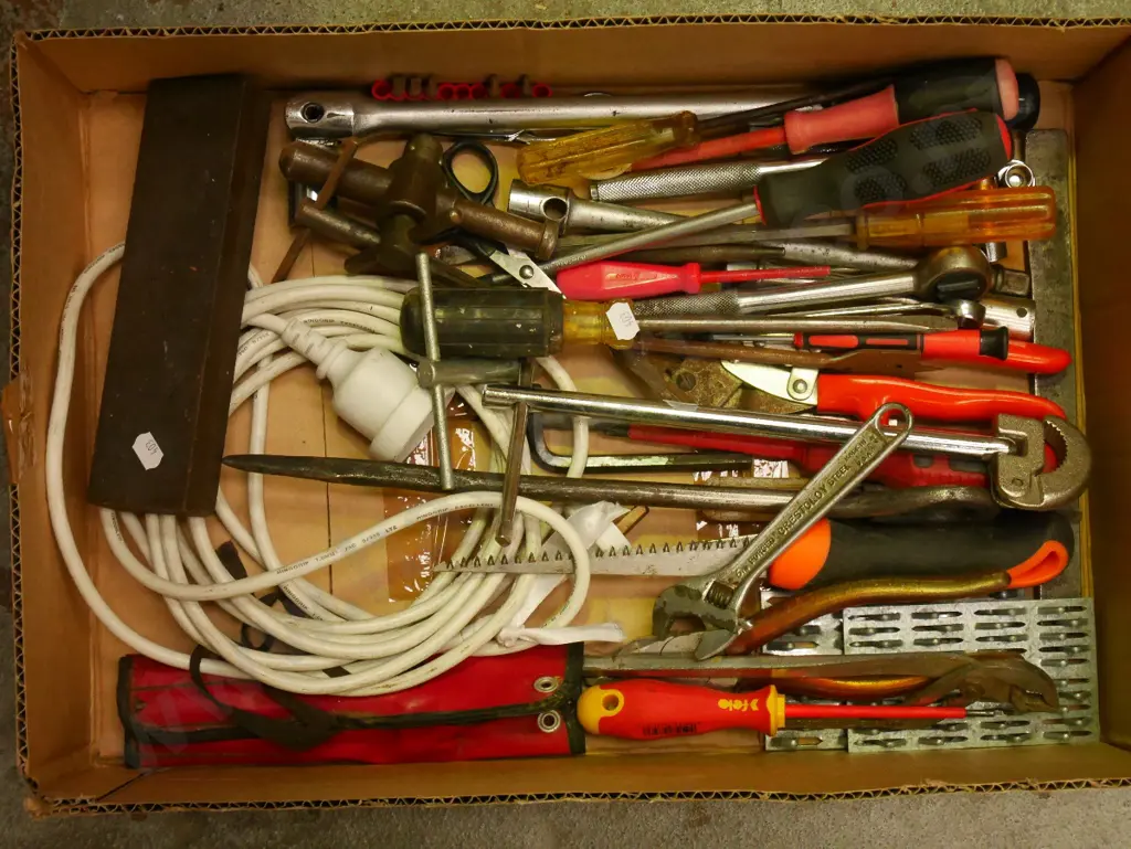 box; screwdrivers, extension cord etc Image 1++