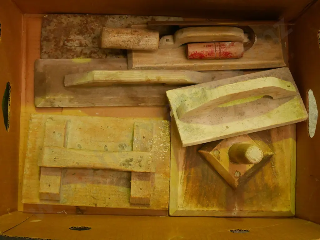 box of plaster's floats Image 1++