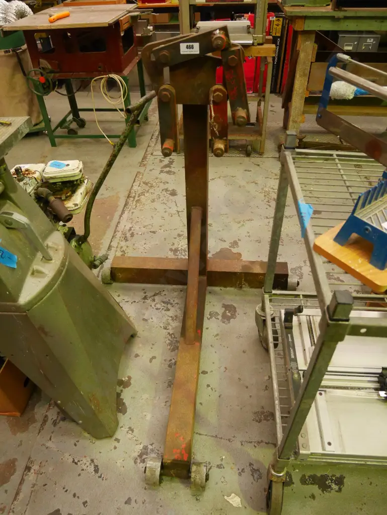 heavy duty engine stand on casters  Image 1++