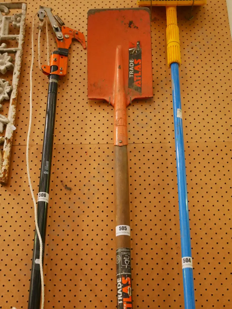 Atlas long handled spade Image 1++