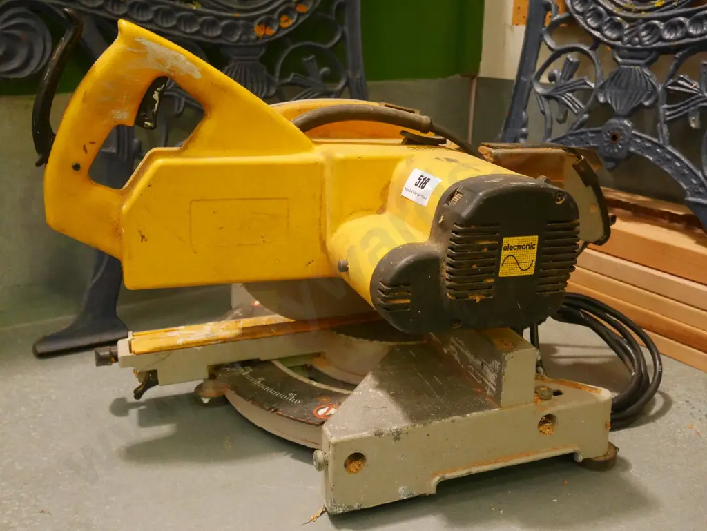 DeWaalt compound mitre saw Image 1++