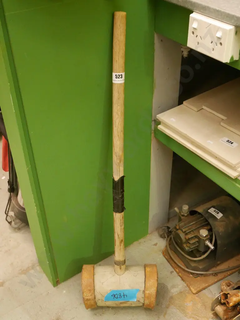 wooden vintage sledge hammer Image 1++