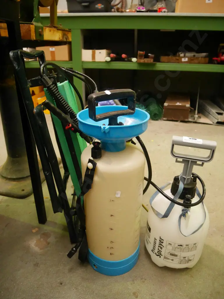 garden sprayers, garden kneeler Image 1++
