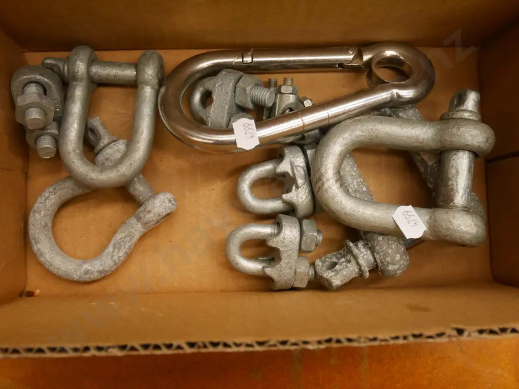 box; D bolts, caribiner etc Image 1++
