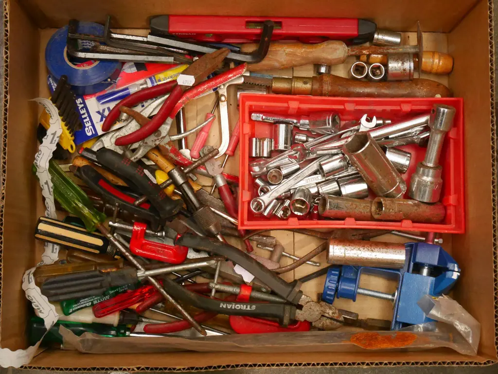 box; sockets, screwdrivers, allen keys etc Image 1++