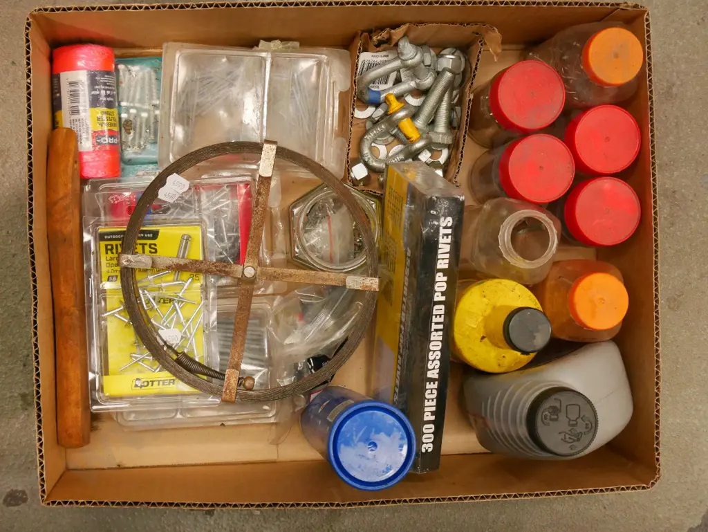 box; screws, D shackles, pot riveters etc Image 1++