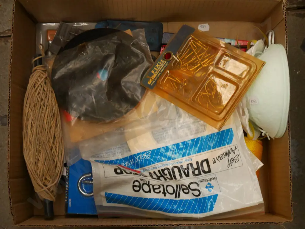 box; sanding masks, string lines, hooks etc Image 1++