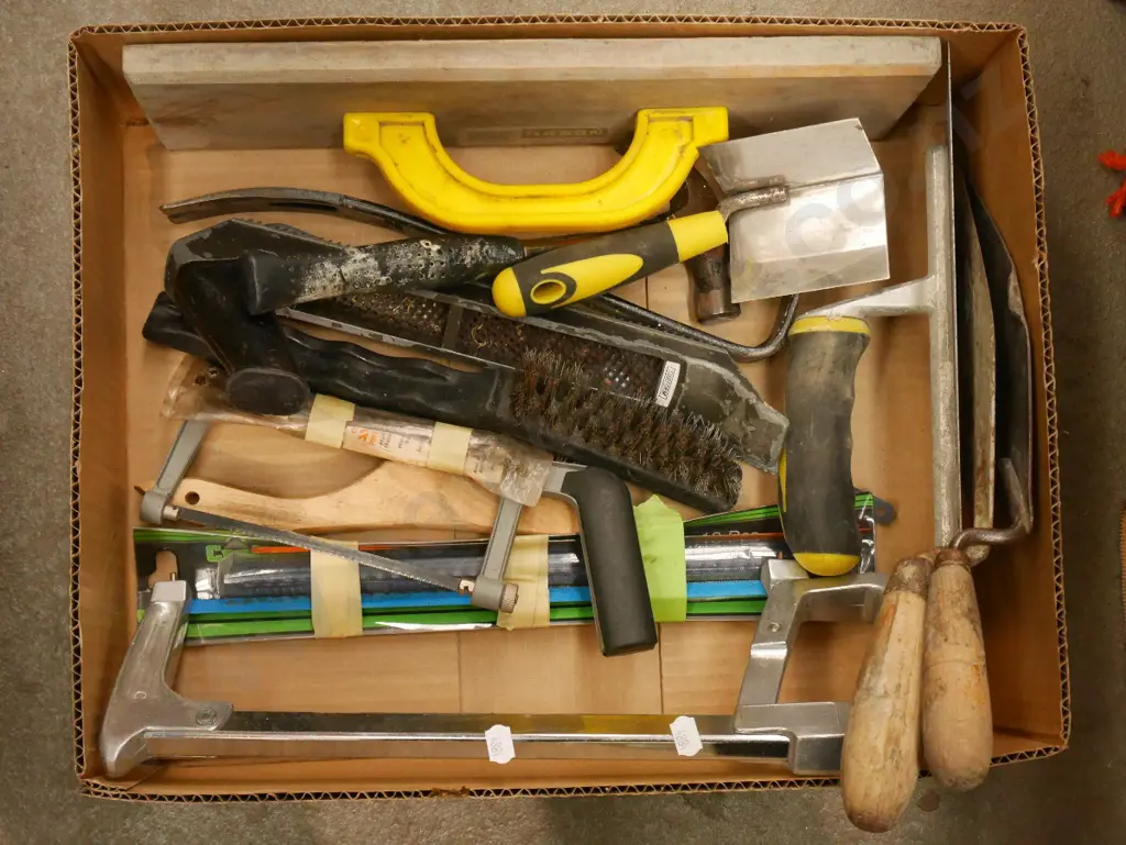 box; plastering trowels, hack saws etc Image 1++