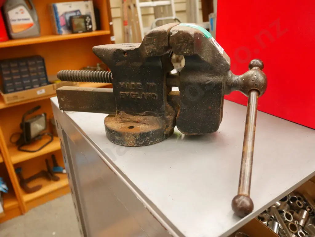 vintage 4" engineer's vice Image 1++
