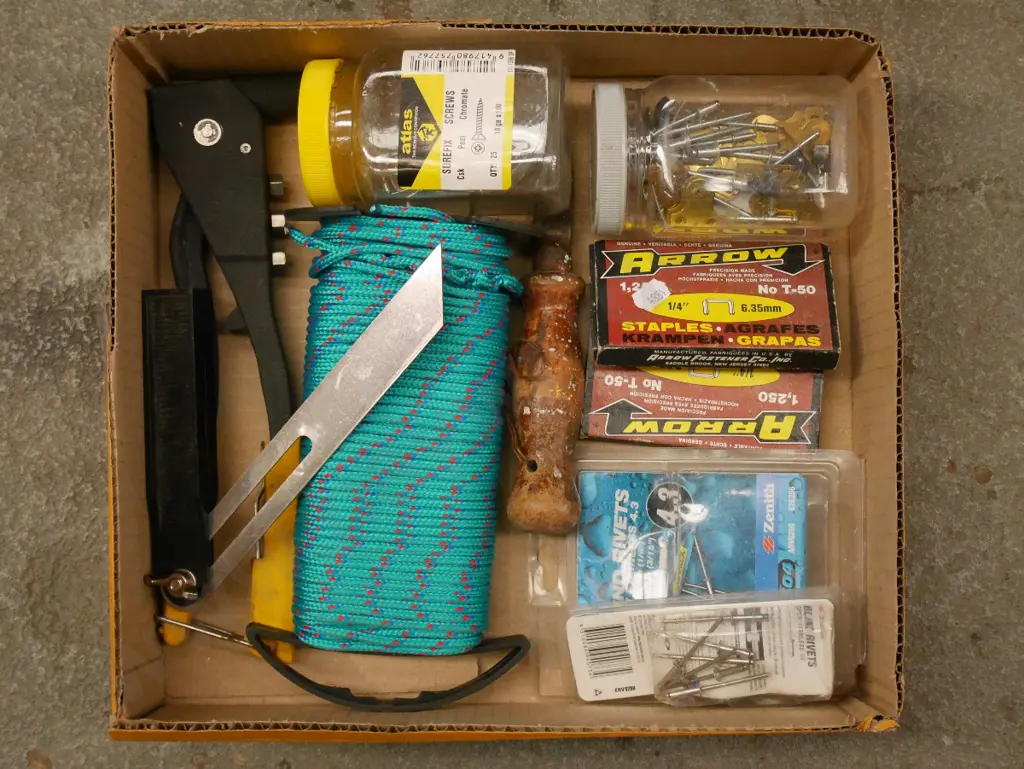 box; staples, angle finder, rope etc Image 1++