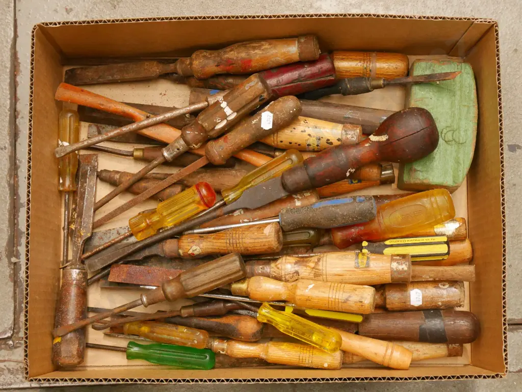 box; numerous chisels Image 1++