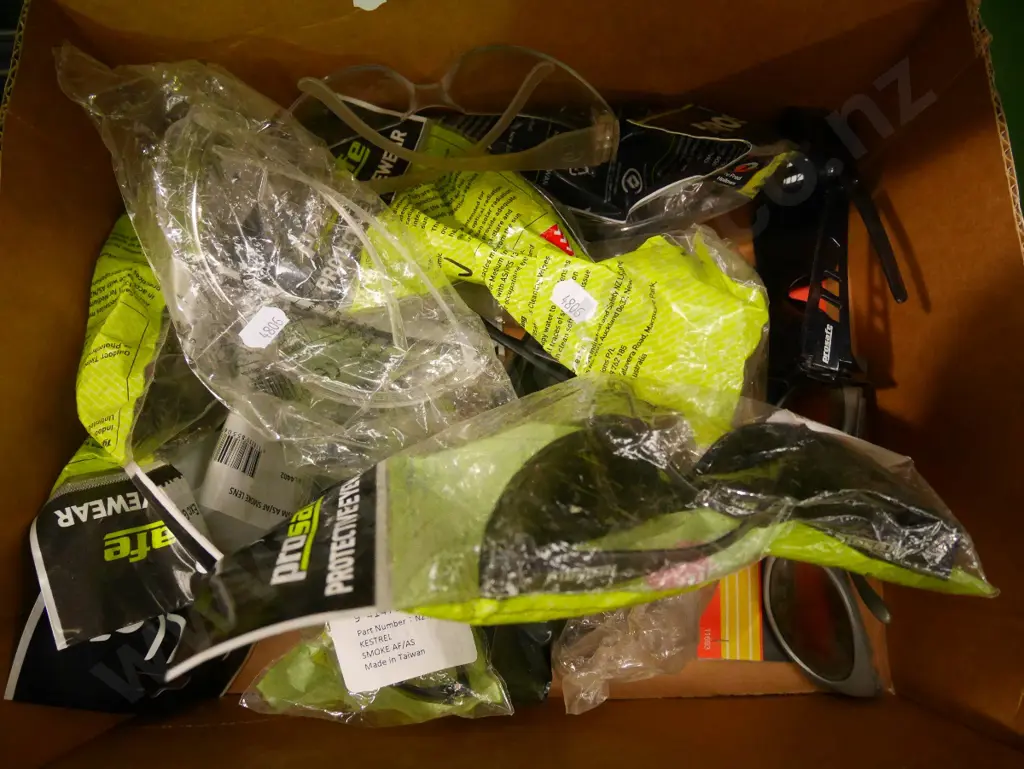 box of safety glassses Image 1++