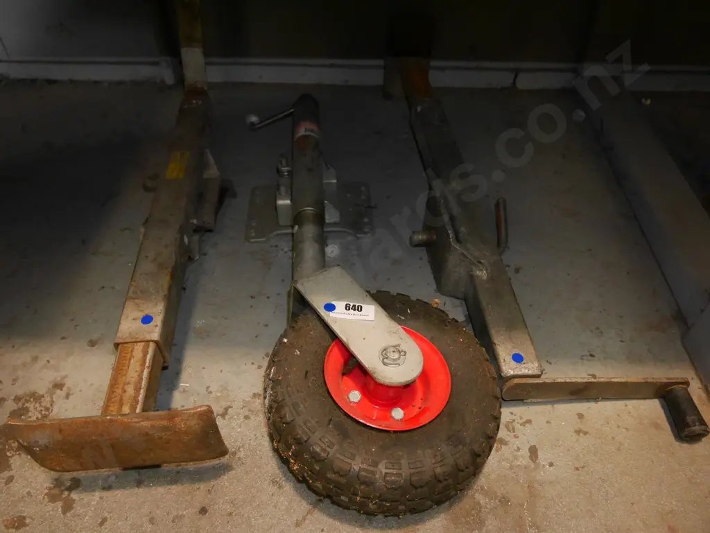 2x trailer stands, jockey wheel - blue dots Image 1++