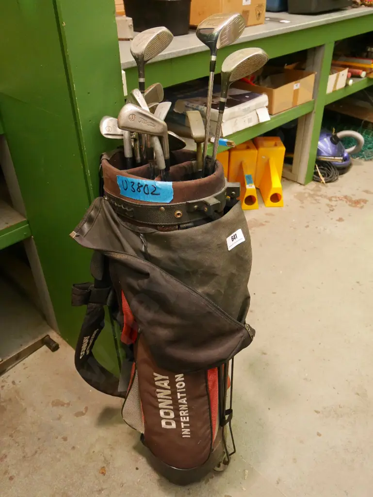 golf clubs and bag Image 1++