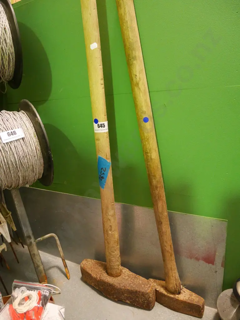2x rusty sledge hammers Image 1++