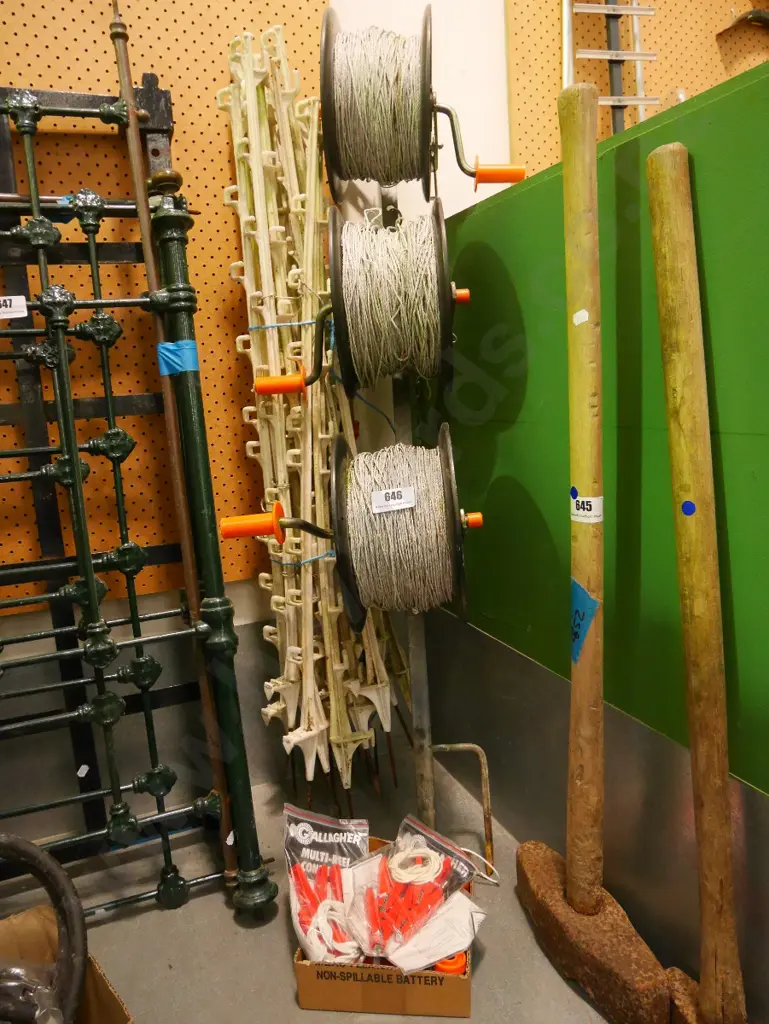 electric fence, reels, stays, connectors Image 1++