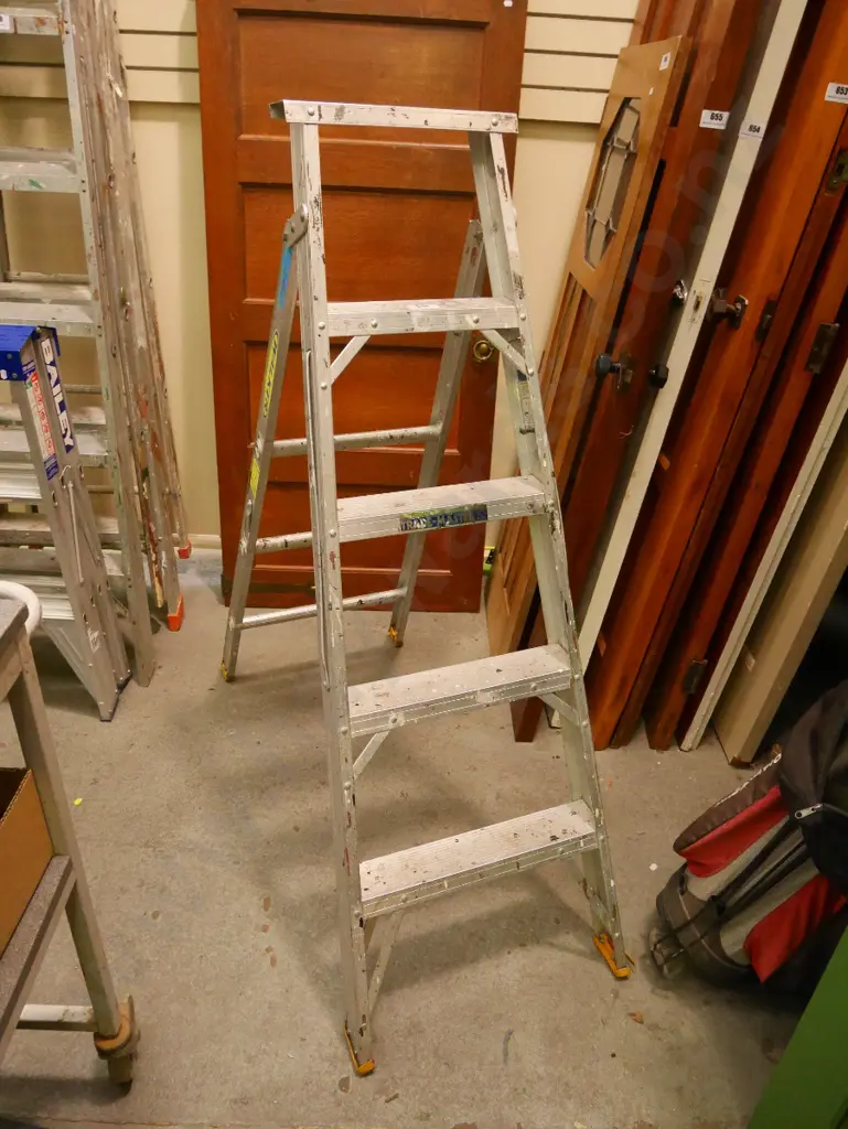 Walker 4 step aluminium ladder Image 1++