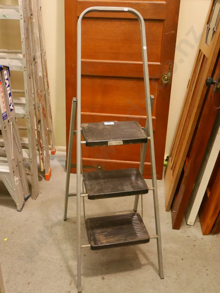 3 step painter's ladder Image 1++