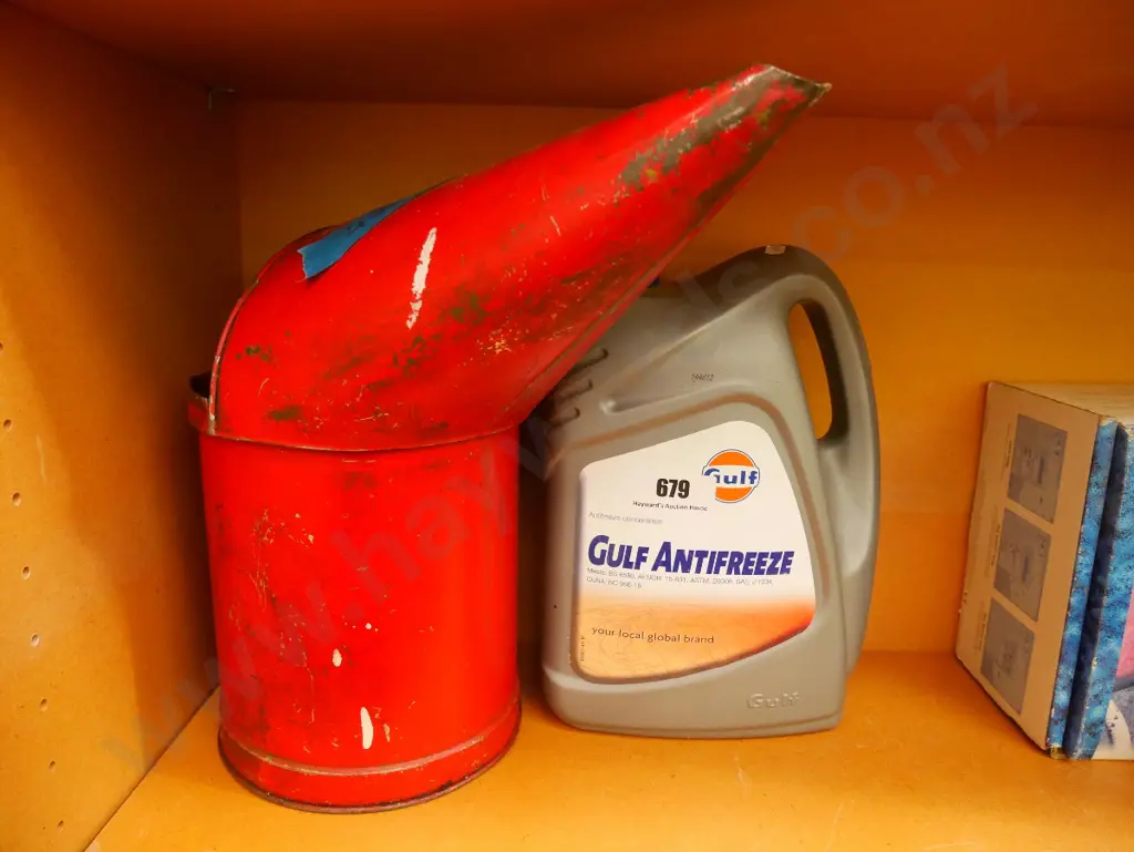 container of anti-freezer, large oil pourer Image 1++