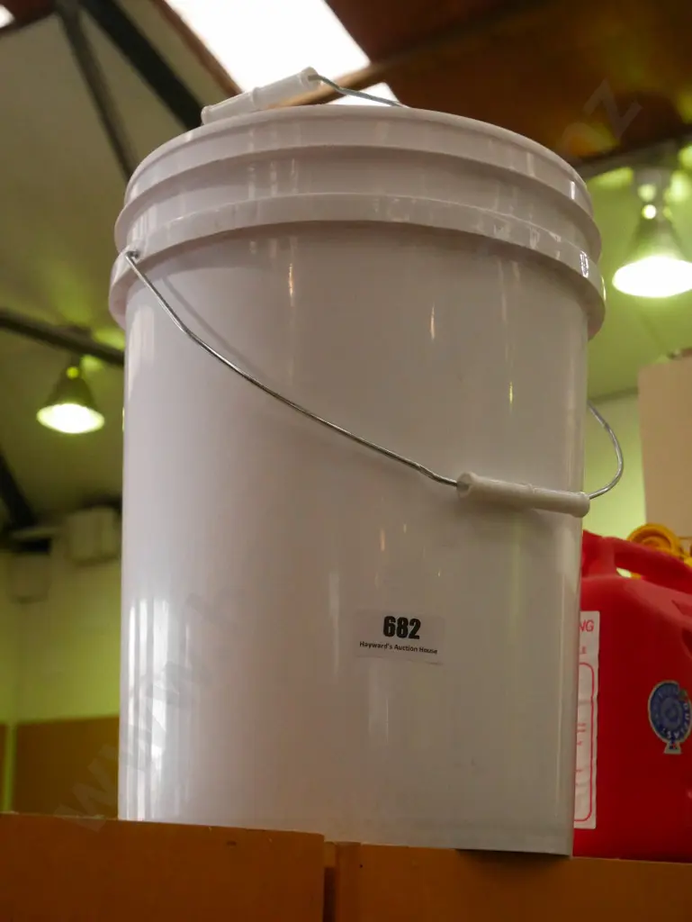 4 large plastic buckets Image 1++