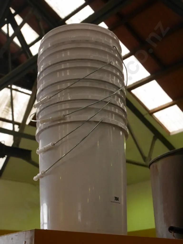 6x plastic buckets Image 1++