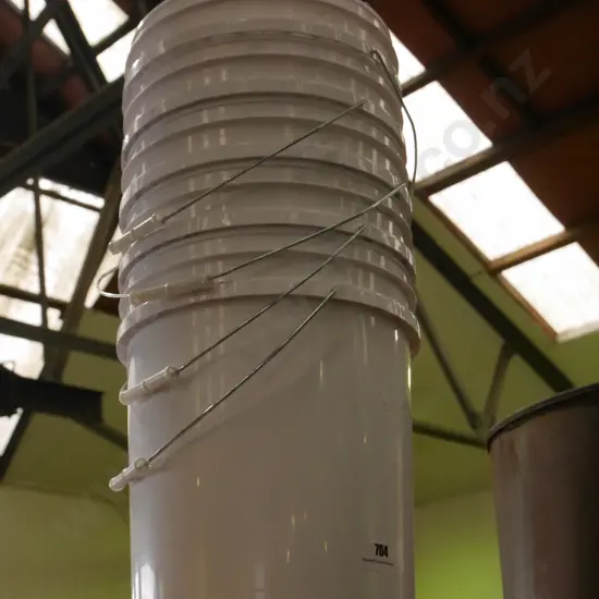 6x plastic buckets