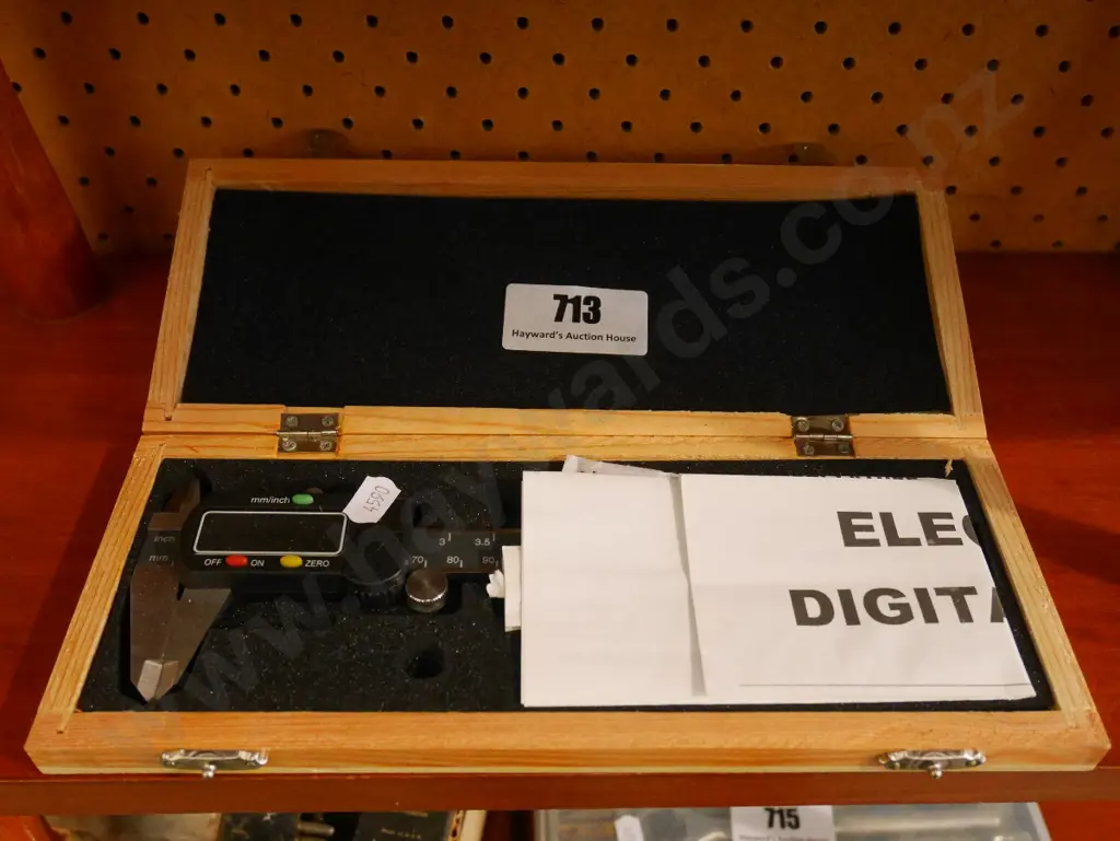 cased digital calipers Image 1++