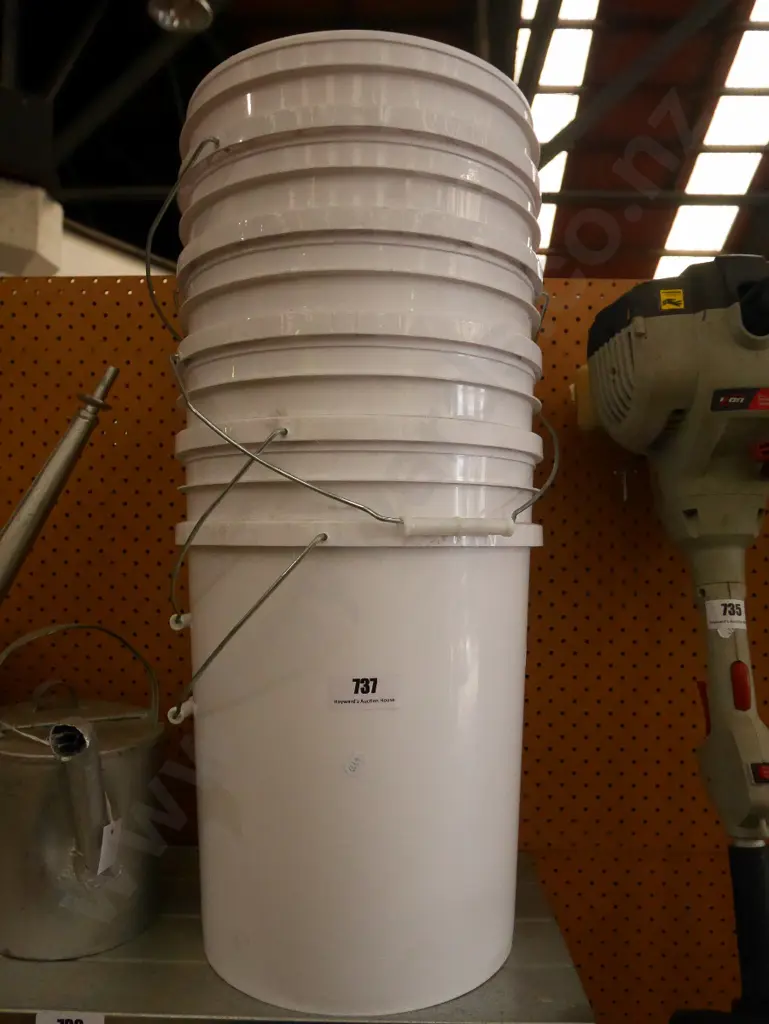 5 large plastic buckets Image 1++