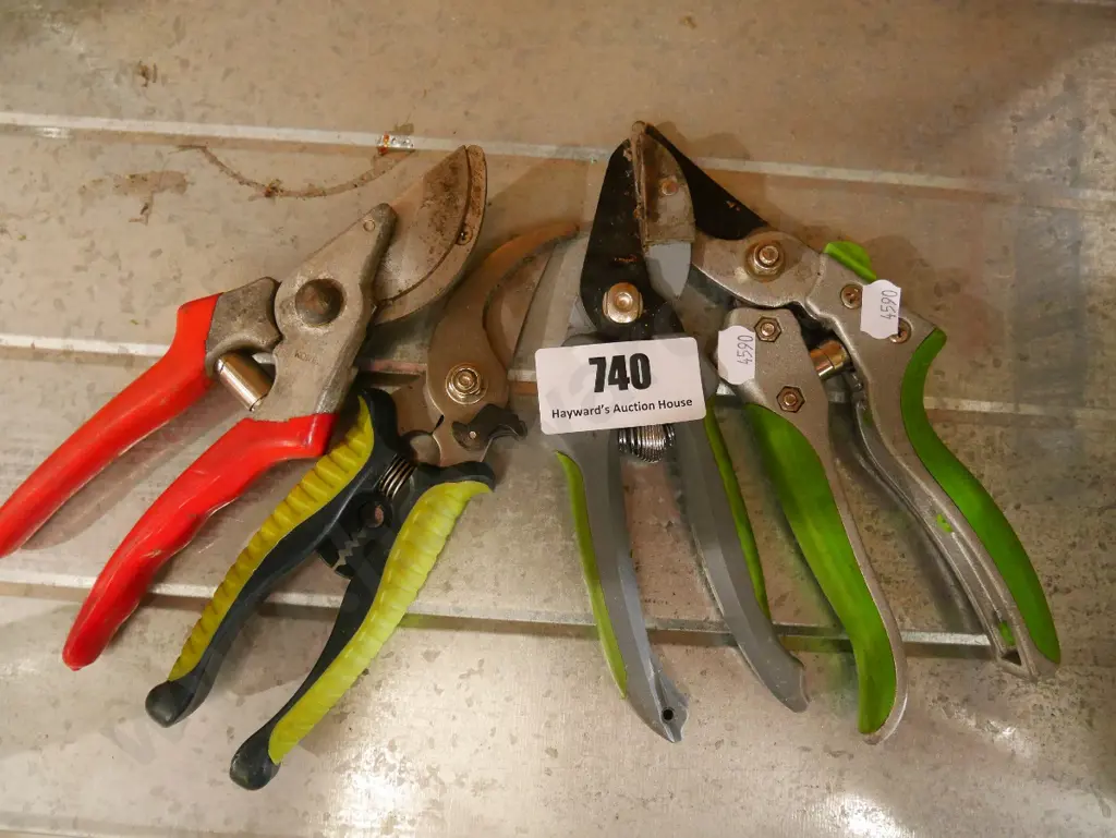 4 pairs of secateurs Image 1++