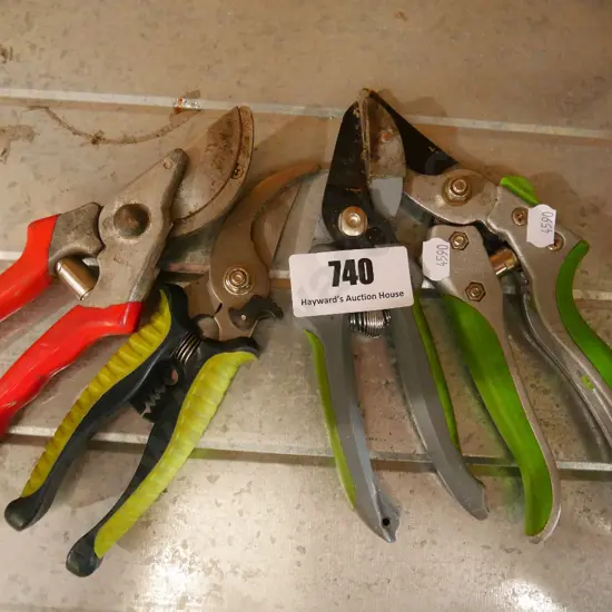 4 pairs of secateurs