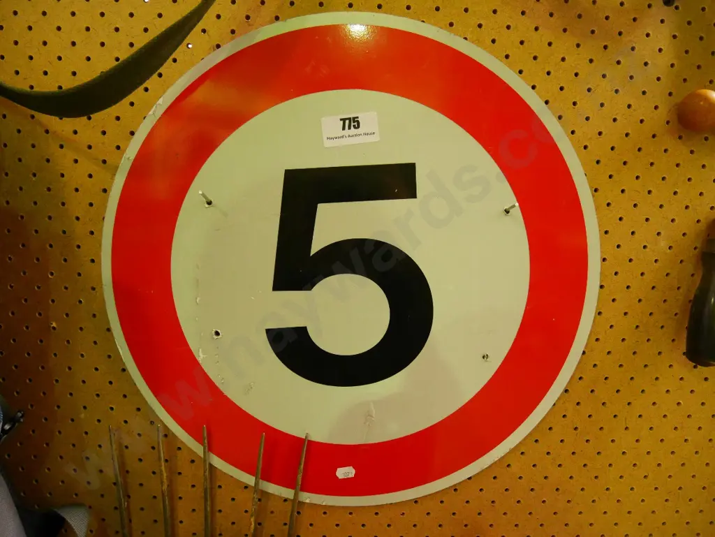 5km/hr sign Image 1++