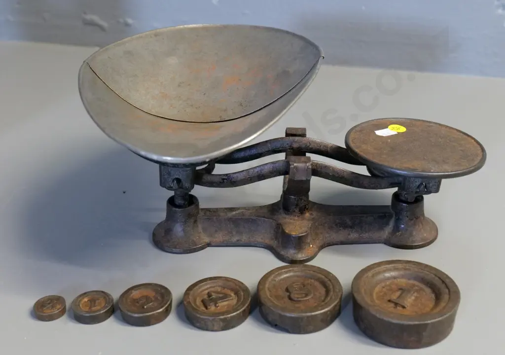 small cast iron balance scale with graduated set of weights H-140 W-300 Image 1++