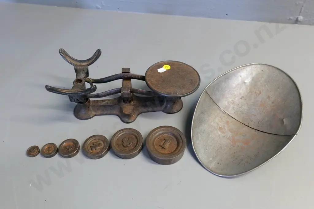 small cast iron balance scale with graduated set of weights H-140 W-300 Image 1++