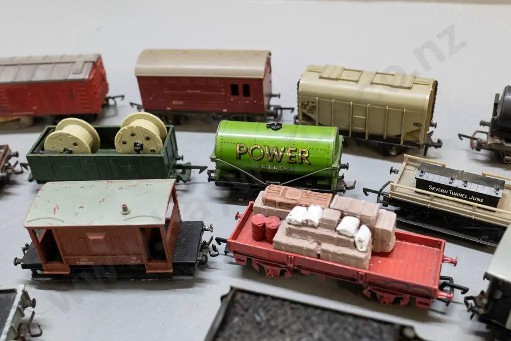 assorted model railway items - 3 locomotives, 16 assorted carriages Image 1++