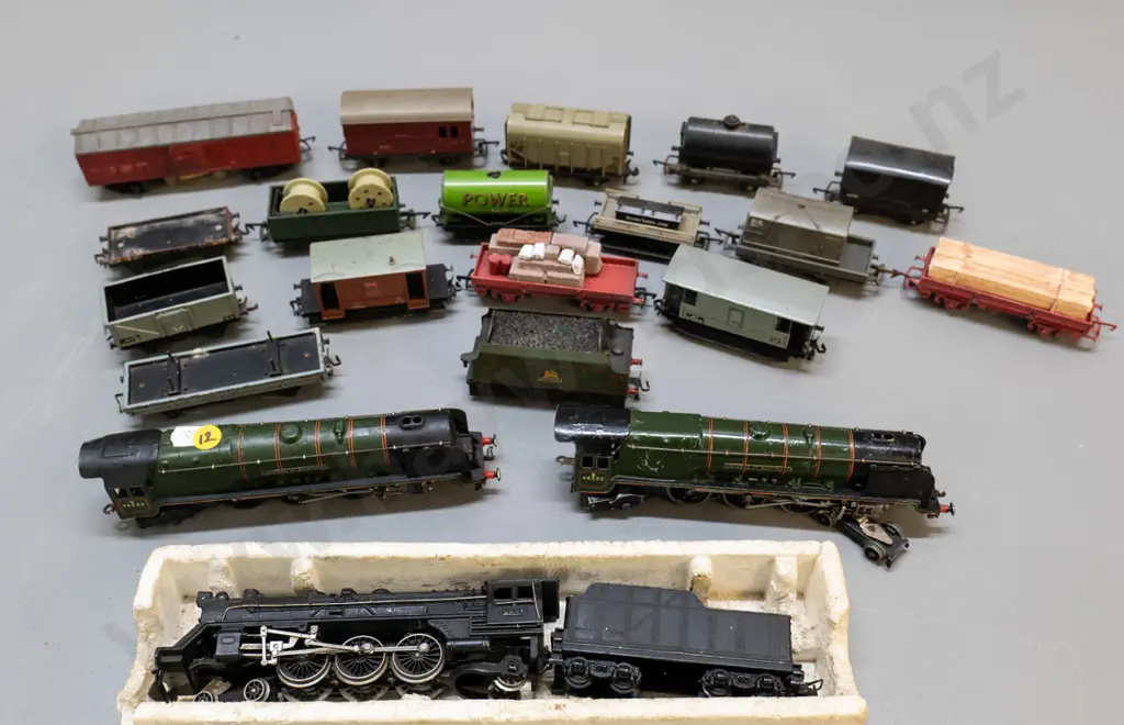 assorted model railway items - 3 locomotives, 16 assorted carriages Image 1++