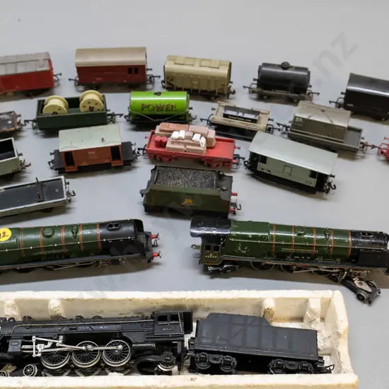 assorted model railway items - 3 locomotives, 16 assorted carriages