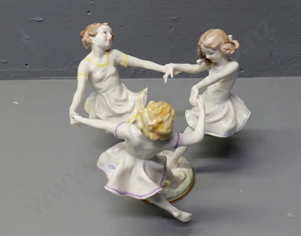 Hutschenreuther figurine - 3 dancing girls H-220 Diameter 220 Image 1++