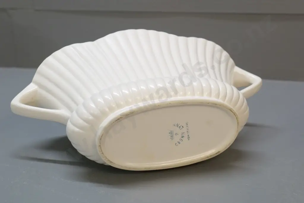 Crown Lynn vase No. 612. H-130 W-300 Image 1++