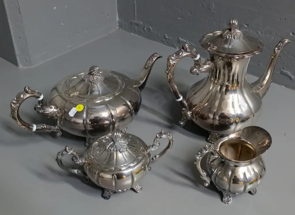 Sherwood 4-piece silver plated tea set with nut shaped knobs Image 1++