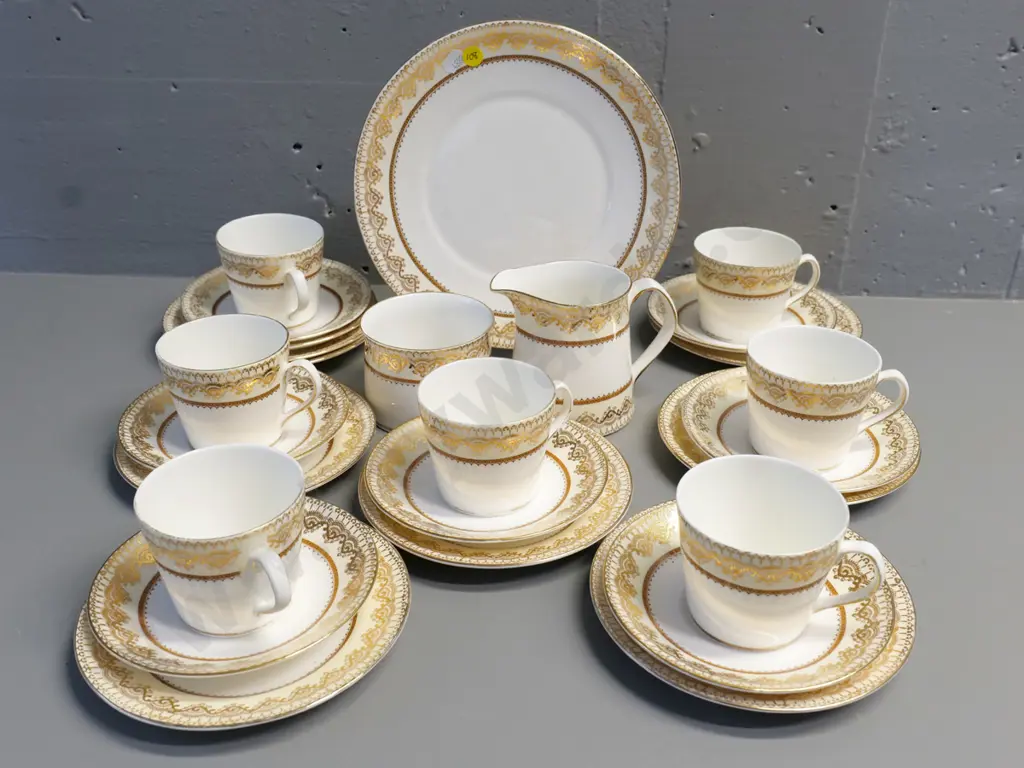 21-piece Elizabethan Swiss Cottage tea set plus an extra trio, spare saucer & plate Image 1++