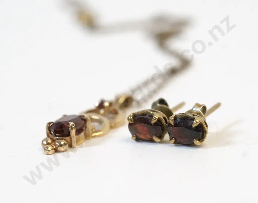 9ct garnet necklace & earrings Image 1++